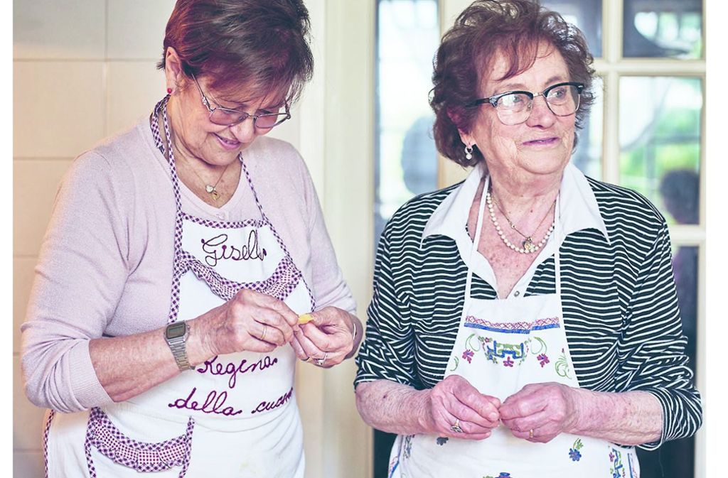 Auf dem Youtube-Kanal Pastagrannies zeigen italienische Omas, wie man Nudeln selbst macht. Foto: /Pasta Grannies: The Secrets of Italy’s Best Home Cooksby Vicky Bennison (Hardie Grant) Photography  Emma Lee