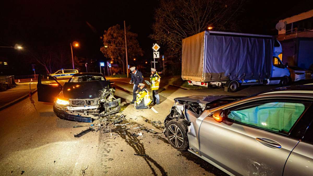 Stuttgart-Zuffenhausen: Zwei Schwerverletzte nach Unfall zwischen BMW und Taxi
