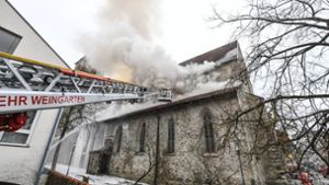 Das Dach der Kirche brannte. Foto: dpa