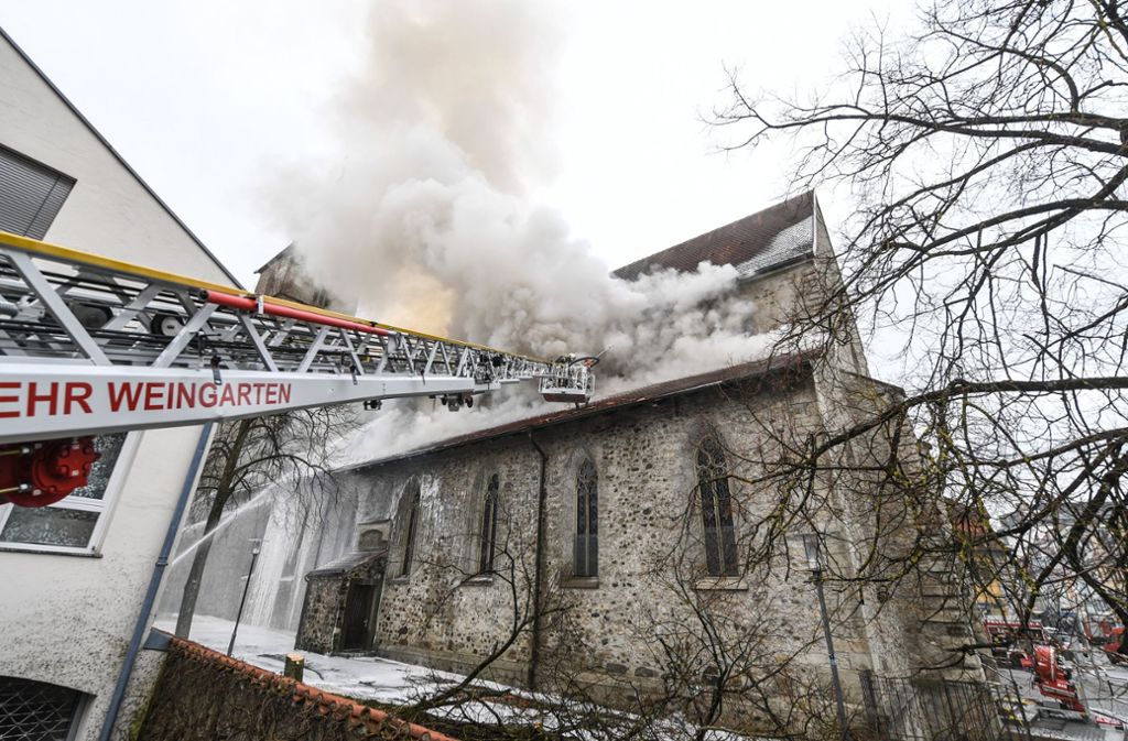Das Dach der Kirche brannte. Foto: dpa