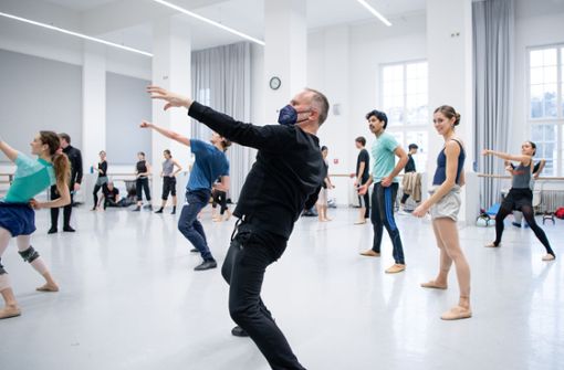 Das Komische, das schwer zu machen ist: Johan Inger (mit Maske) erarbeitet seine erste Uraufführung für das Stuttgarter Ballett. Foto: Roman Novitzky/RN