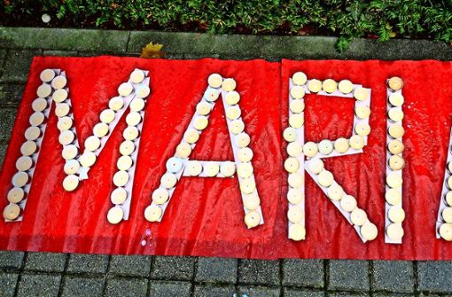 Vor der Polizeidirektion wurde im November 2013 der Schriftzug Maria aus Kerzen gebildet Foto: dpa