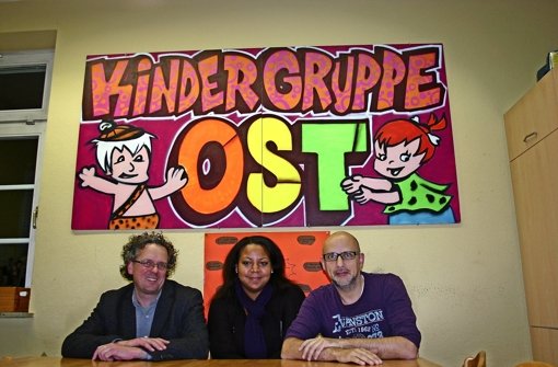 Auch die Pädagogen bedauern die Schließung der internationalen Kindergruppe: Thilo Fleck, Victoria Oduro und Stefan Molsner (von links). Foto: Benjamin Schieler