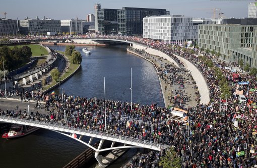 Mehr als 200000 Menschen haben im Oktober 2015 in Berlin gegen TTIP demonstriert. Das hat die Politik beeindruckt – vor allem die SPD. Foto: dpa