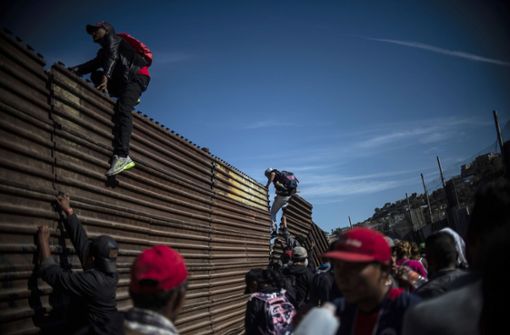 Zahlreiche Flüchtlinge haben den Grenzübergang in Tijuana gestürmt. Foto: AFP