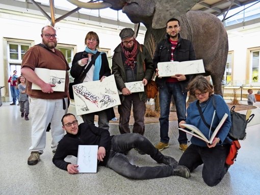 Gruppenbild mit Elefant: Die Urban Sketchers treffen sich auch im  Naturkundemuseum im Rosensteinpark. Foto: Nina Ayerle