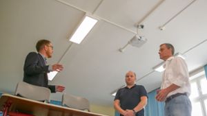 Klaus-Rainer Hillmann, Alexander Krinn und Oliver Mögle (von links) stellen das neue Beleuchtungskonzept vor, das in Esslingen Schule machen soll. Foto: Roberto Bulgrin