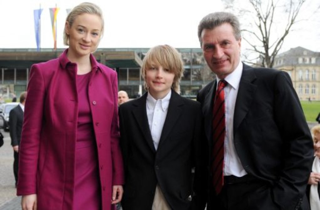Günther Oettinger zusammen mit seiner Lebensgefährtin Friederike Beyer und seinem Sohn Alexander.