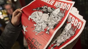 Zeitungsständer mit Ausgaben des neuen Charlie Hebdo-Hefts am Pariser Gare du Nord.  Foto: EPA