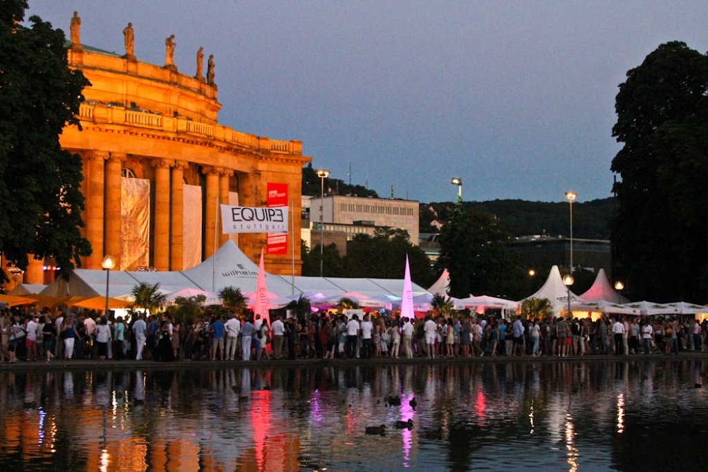 Das Stuttgarter Sommerfest hat am Donnerstag einen Traumstart hingelegt. Noch bis Sonntag verwöhnen Gastronome rund um den Eckensee und auf dem Schlossplatz die Gäste. Hier sind die Bilder des ersten Abends ...