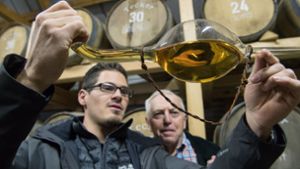 Senior Christian Gruel gehörte vor drei Jahrzehnten zu den Mitbegründern der deutschen Whisky-Szene, sein Enkel Immanuel führt die Tradition im Familienbetrieb fort. Foto: dpa