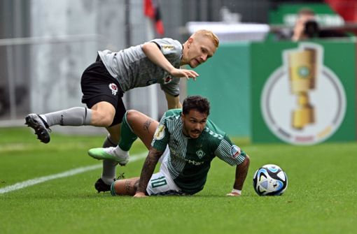 Kölns Bryan Henning (l.) und Bremens Leonardo Bittencourt kämpfen um den Ball. Foto: dpa/Federico Gambarini