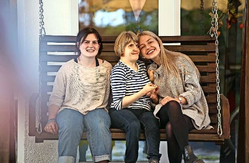 Die FSJ-lerinnen Caia (li.) und Eva (re.) haben sich im Behindertenzentrum mit Lisa angefreundet. Foto: Lichtgut/Max Kovalenko