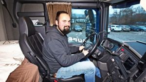Luca Wörnle fühlt sich wohl in seinem Truck – und in seinem Beruf. Foto: Horst Rudel Foto:  