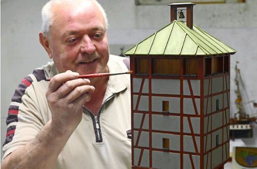 Selbst die Glocke ist aus Holz: Peter Lebherz mit seinem Nachbau vom Wunnensteinturm. Foto:  