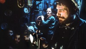 Der Schauspieler Jürgen Prochnow (rechts) in einer Szene aus dem Film „Das Boot“ (zweiter von rechts: Herbert Grönemeyer). Die Art, wie der Kameramann Jost Vacano die Mannschaft eines U-Bootes im Zweiten Weltkrieg auf engstem Raum in Szene setzte, gilt als wegweisend (Archivfoto von 1979). Foto: dpa