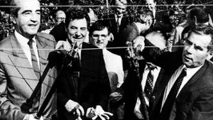 Ein symbolischer Akt: Der ungarische Außenminister Gyula Horn (rechts) und sein österreichischer Amtskollege Alois Mock (links) durchtrennen am 27. Juni 1989 ein Stück des „Eisernen Vorhangs“ zwischen Ungarn und Österreich bei Klingenbach. Foto: dpa