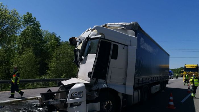 Lastwagen fahren aufeinander auf – zwei Verletzt