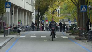 Zahlreiche Radfahrer und Fußgänger missachten das Rotlicht
