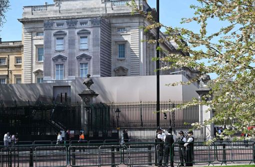 Polizei und ein Sichtschutz vor dem Buckingham Palace Foto: AFP/Justin Tallis