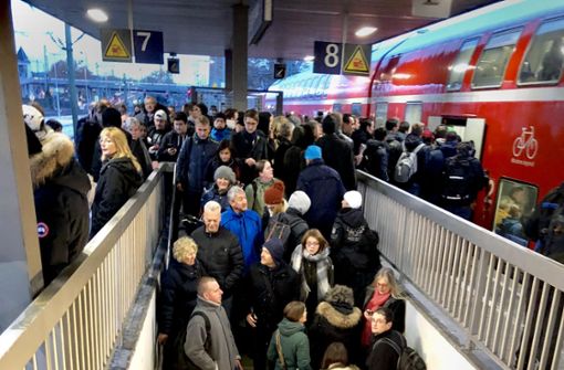 Chaos am Bahnsteig: Auch in Stuttgart waren Pendler von den Streiks betroffen, viele Bahnen   fuhren nicht oder verspätet. Foto: 7aktuell.de/Moritz Bassermann