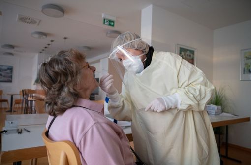 Corona-Test in einem Alten- und Pflegeheim – ob wirklich das Coronavirus an der erhöhten Sterbequote verantwortlich ist, vermag das Statistische Landesamt aber nicht zu sagen. Foto: dpa/Sebastian Gollnow
