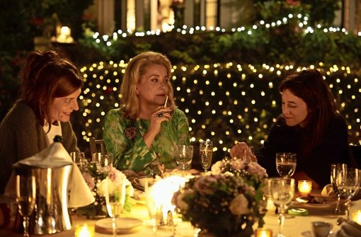 Chiara Mastroianni, Catherine Deneuve, Charlotte Gainsbourg  (v. li.) in „3 Herzen“ Foto: Verleih