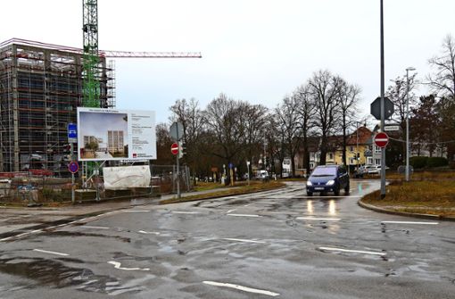 W & W gibt Grundstücksfläche ab, um eine Neugestaltung der Kreuzung möglich zu machen. Eine dritte Spur – dann Richtung Kornwestheim – wird eingerichtet. Foto: Werner Waldner