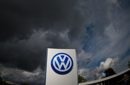 Dunkle Wolken wird es wohl auch 2016 über VW geben. Foto: dpa
