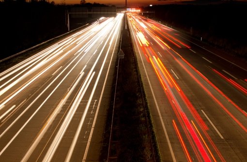 Um eine Geisterfahrerin aufzuhalten, stellt ein 19-jähriger Lkw-Fahrer in der Nacht zum Mittwoch bei Herrenberg sein Gefährt quer. Foto: dpa/Symbolbild