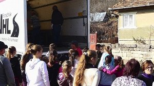 Viele Kinder haben beim Abladen des Lastwagens mitgeholfen. Foto: privat