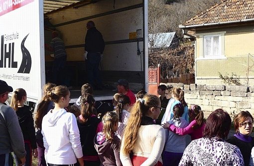 Viele Kinder haben beim Abladen des Lastwagens mitgeholfen. Foto: privat
