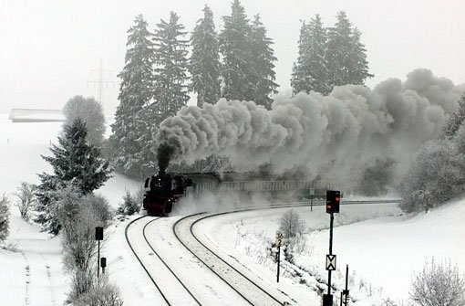 Eisenbahnromantik mit dem Dampfschnellzug 042018-2 inmitten der weißen Winterlandschaft. Foto: Leserfotograf tiffy