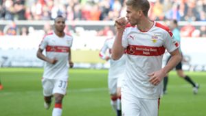 Simon Terodde im Spiel gegen den SV Sandhausen. Der Stürmer wirbelt die sozialen Netze mit seinen zwei Treffern für den VfB auf. Foto: dpa