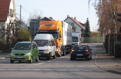 Viele Lastwagen und Autos fahren immer wieder durch die  Neuhauser Straße. Das stört die Anwohner. Foto: Judith Sägesser