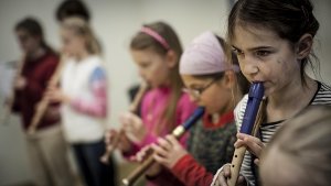 Kinder proben die Musikstücke zum Adventssingen in der Liederhalle. Foto: Leif Piechowski