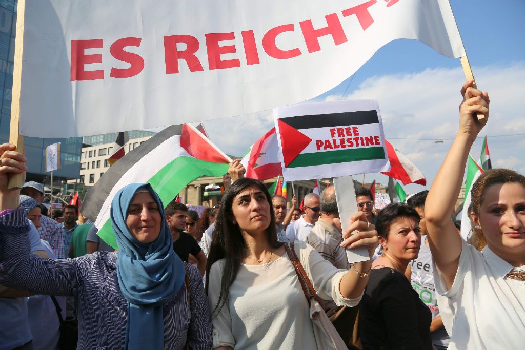 Die Free-Palästina-Demo am Freitag in Stuttgart blieb friedlich. Foto: www.7aktuell.de | Jonas Oswald