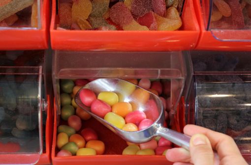 Der Verbraucher in Deutschland gibt pro Jahr knapp über 100 Euro für Süßes aus. Foto: dpa/Lisa Krassuski