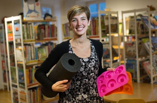 Rebecca Luksch ist stolz auf das neue Angebot der Stadtbücherei Süßen. Foto: Ines Rudel