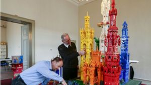 Die beiden Lego-Fans Udo King (links) und Volker Beker bauten im Schloss auch Schlösser Foto: Simon Granville