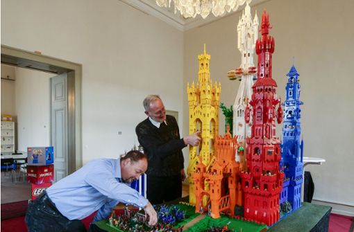 Die beiden Lego-Fans Udo King (links) und Volker Beker bauten im Schloss auch Schlösser Foto: Simon Granville