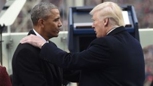 Der 44. und der 45. Präsident der USA unter sich. Barack Obama und Donald Trump begrüßen sich bei der  Amtseinführung Trumps. Foto: dpa/Saul Loeb