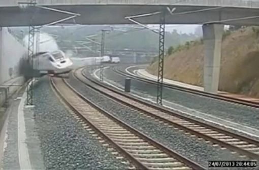 Bei dem schwersten Bahnunglück in Spanien seit rund 40 Jahren sind nach vorläufigen Angaben 78 Menschen ums Leben gekommen. In einem zehnsekündigen Video ist zu sehen, wie der Zug in einer Kurve aus der Bahn gerät. Foto: AP/dpa