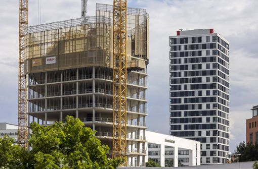 Der „Porsche Design Tower“ (vorne) befindet sich noch im Bau. Bis er fertig ist, hält noch der Skyline-Living-Turm (hinten) den Titel „Stuttgarts höchstes Gebäude“. Foto: imago images//Arnulf Hettrich