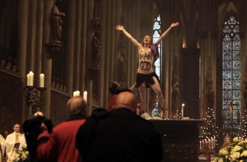 Femen-Aktivistin während der Weihnachtsmesse im Kölner Dom Foto: dpa