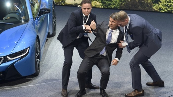 BMW-Chef Harald Krüger auf der Bühne zusammengebrochen