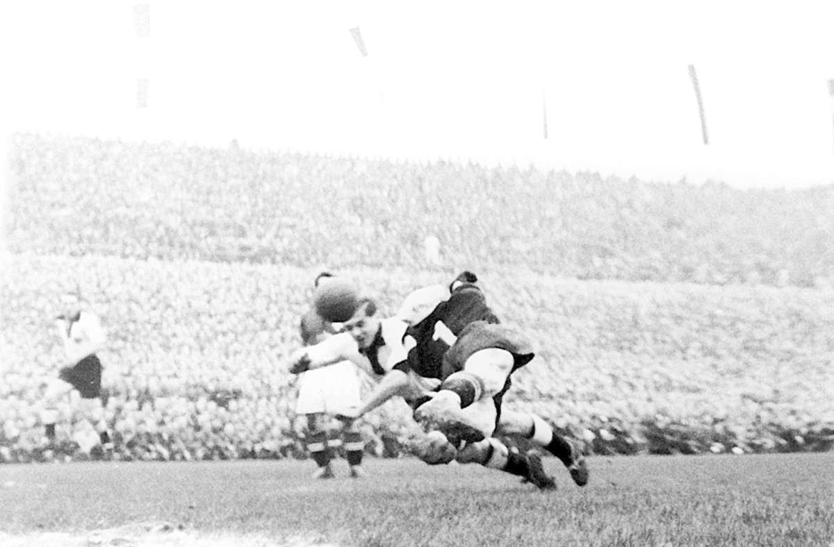 Im Jahr 1950 spielt die deutsche Nationalmannschaft ihr erstes Länderspiel nach dem Zweiten Weltkrieg - es findet statt im Stuttgarter Neckarstadion. Gegner ist die Schweiz, die Truppe von Sepp Herberger gewinnt 1:0. Das Foto zeigt Stürmer Max Morlock im Kampf um den Ball.