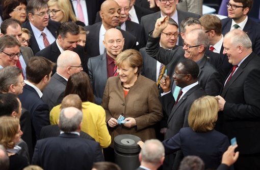 Bundeskanzlerin Angela Merkel (CDU) und Parlamentarier des Deutschen Bundestages stimmten am 25. februar 2016 in Berlin über das Asylpaket II ab. Rechts neben Merkel der SPD-Abgeordnete Karamba Diaby, links CDU/CSU-Fraktionschef Volker Kauder. Foto: dpa