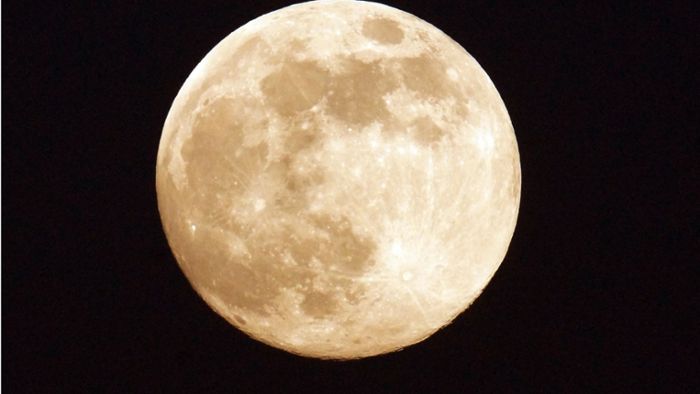 Der Mond zeigt sich in beeindruckender Größe