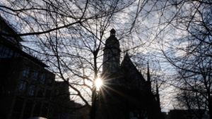 Die Sonne strahlt an der Leipziger Thomaskirche – wo die  Johannespassion unter Ausschluss der Öffentlichkeit, aber mit Livestream gegeben wurde. Foto: dpa/Sebastian Willnow